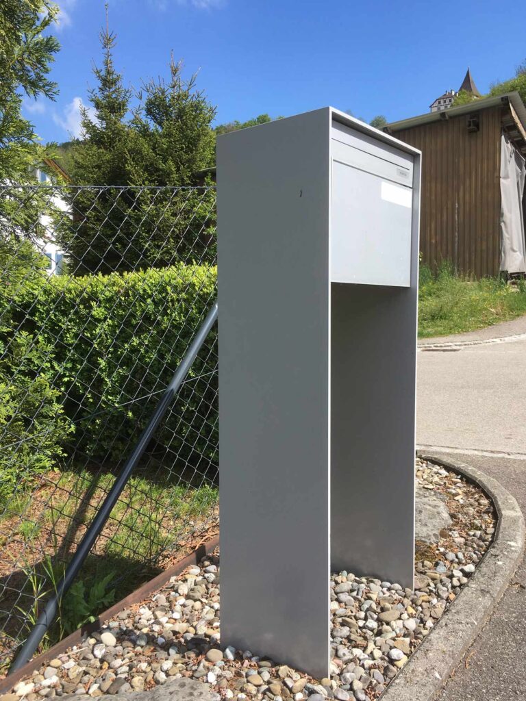 Moderner freistehender Briefkasten aus Aluminium, pulverbeschichtet, rostfrei und pflegeleicht, in verschiedenen Farben erhältlich