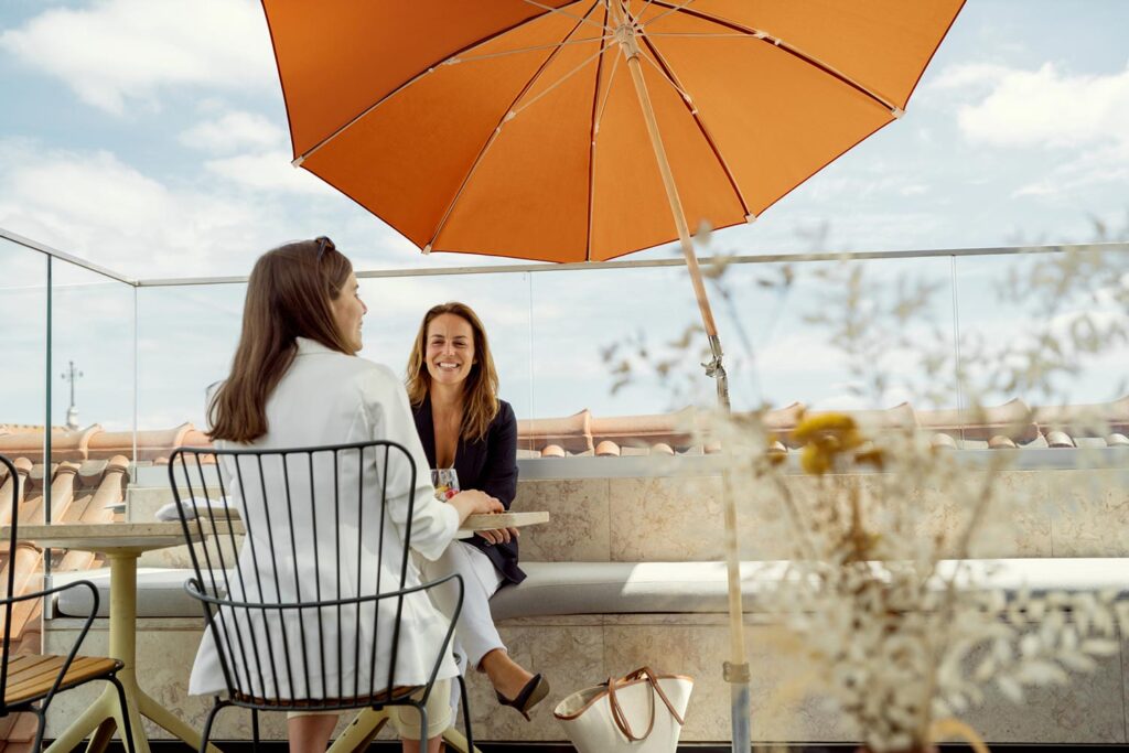Glatz Sonnenschirm auf Dachterrasse – gemütlicher Outdoor-Schattenplatz für Gespräche und Entspannung