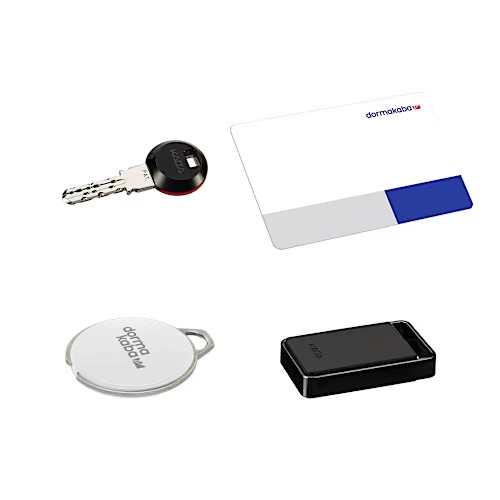 Verschiedene Zutrittsmedien für elektronische Schliessanlagen: RFID-Schlüsselkarte, elektronischer Schlüssel, Transponder-Chip und Smart Access Medium – flexibel einsetzbar für sichere Zugangskontrolle